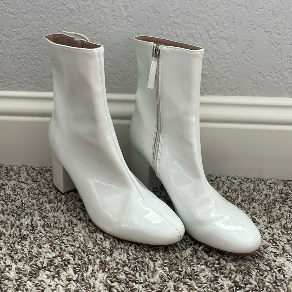 WHITE MID CALF WHITE BOOTS SIZE 8
